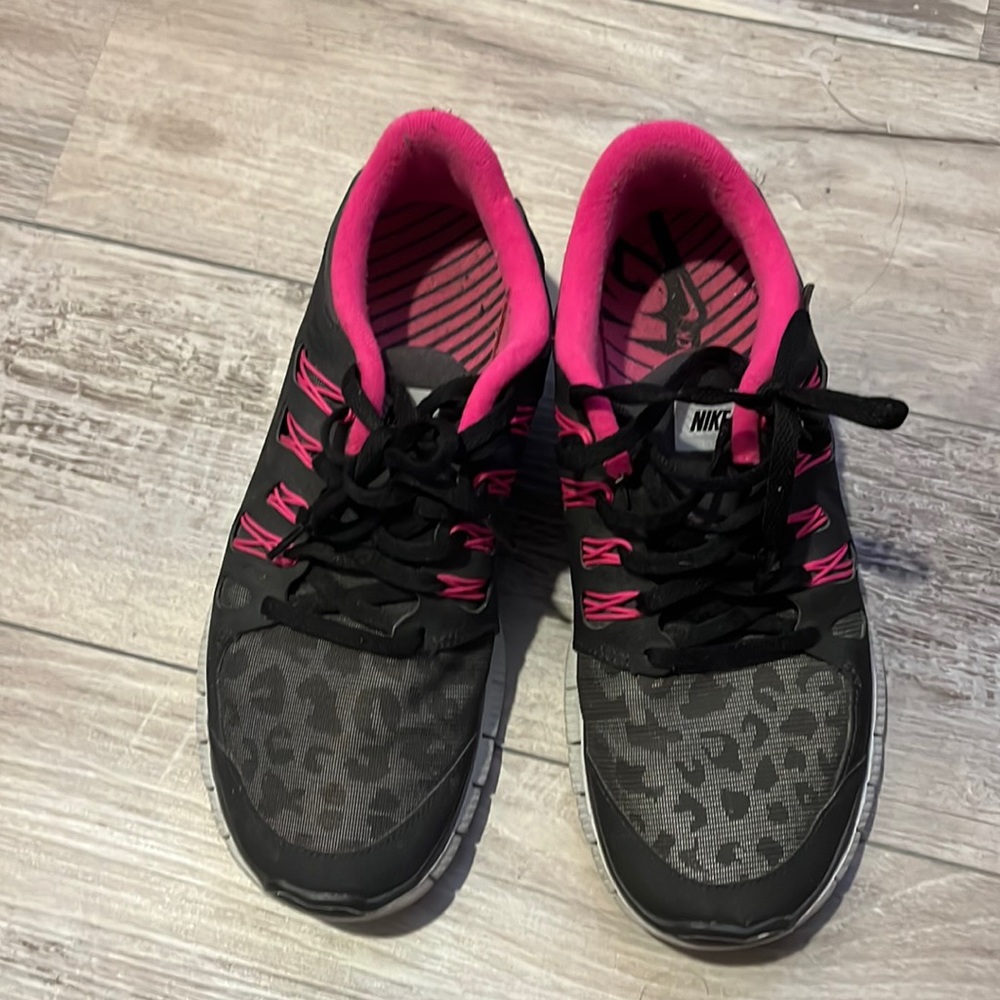Used womens size 8 Nike tennis shoes!